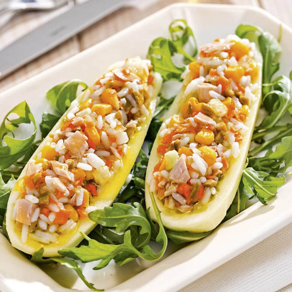 Pepinos rellenos de ensalada de arroz
